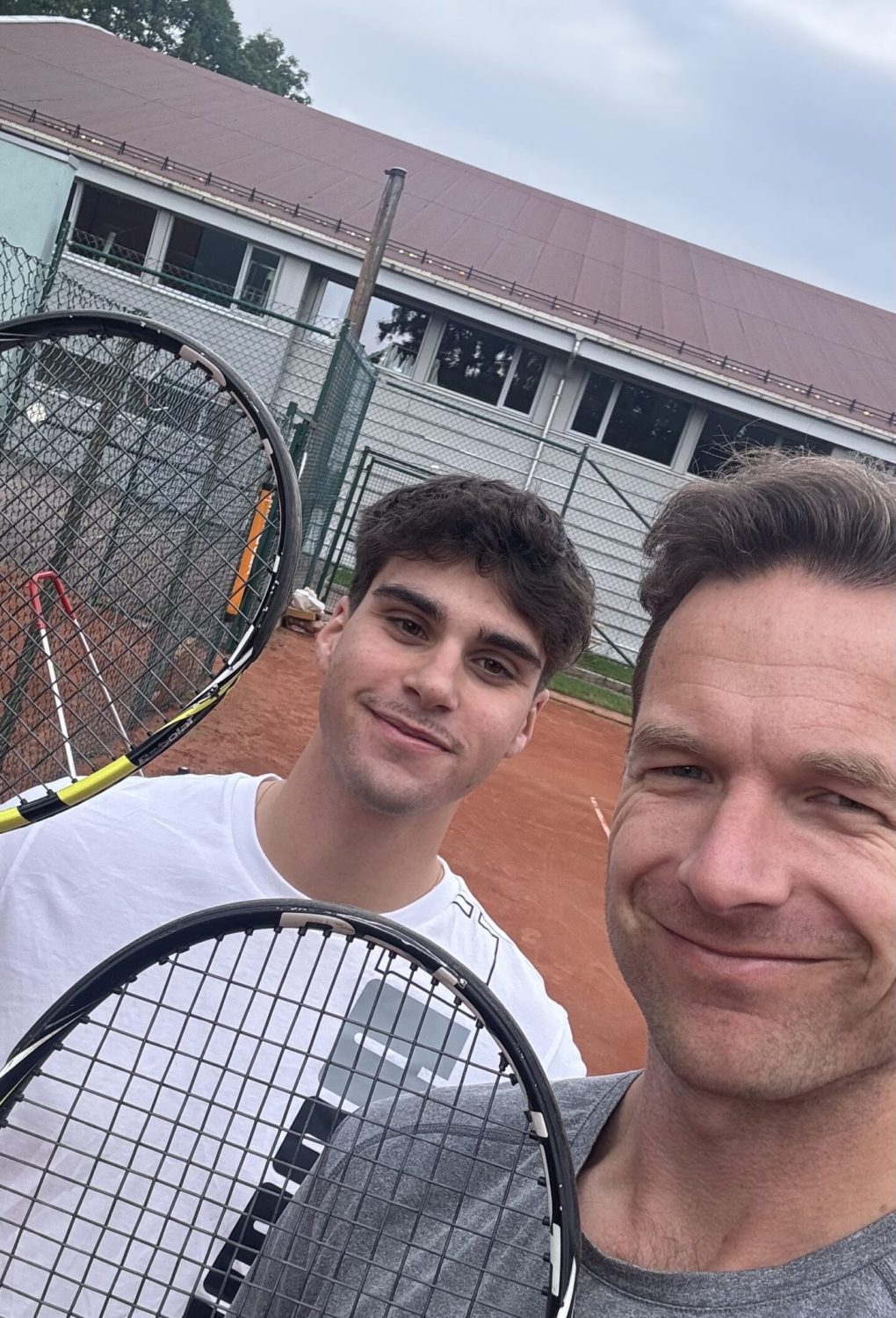 Marti sammen med CFO Nicolai Horgen under deres tennismatch.